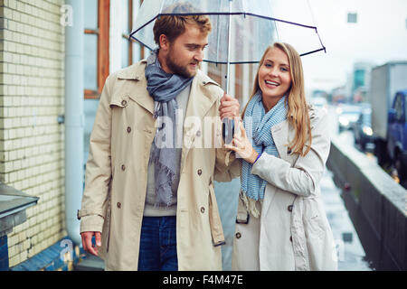 Verliebter Mann und Frau zu Fuß unter Dach Stockfoto