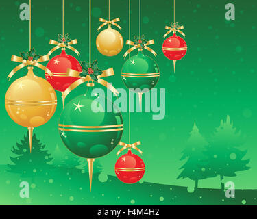 zur Veranschaulichung der Weihnachtsschmuck in Rotgold und grün metallic Kugeln auf einem schneebedeckten grünen Hintergrund Stockfoto