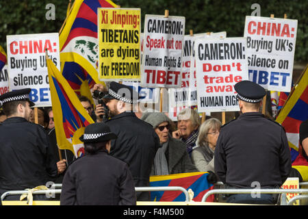 London, UK. 20. Oktober 2015. Nach einem feierlichen einladenden in das Vereinigte Königreich von der Queen und The Duke of Edinburgh auf Horse Guards Parade, reist eine Prozession von Kutschen die Mall expatriates letzten Tausenden der chinesischen und tibetischen Demonstranten. Bildnachweis: Paul Davey/Alamy Live-Nachrichten Stockfoto