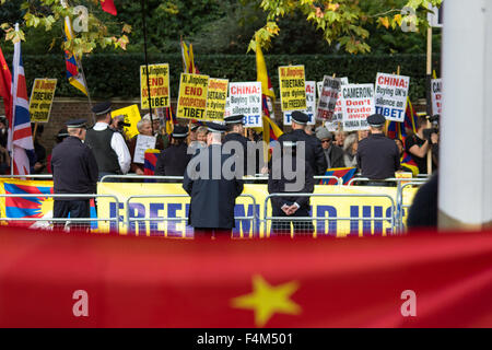 London, UK. 20. Oktober 2015. Nach einem feierlichen einladenden in das Vereinigte Königreich von der Queen und The Duke of Edinburgh auf Horse Guards Parade, reist eine Prozession von Kutschen die Mall expatriates letzten Tausenden der chinesischen und tibetischen Demonstranten. Bildnachweis: Paul Davey/Alamy Live-Nachrichten Stockfoto