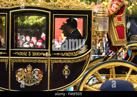 London, UK. 20. Oktober 2015. Nach einem feierlichen einladenden in das Vereinigte Königreich von der Queen und The Duke of Edinburgh auf Horse Guards Parade, reist eine Prozession von Kutschen die Mall expatriates letzten Tausenden der chinesischen und tibetischen Demonstranten. Bild: Die Königin reist mit Präsident Xi in ihrem Staatskarosse Credit: Paul Davey/Alamy Live News Stockfoto