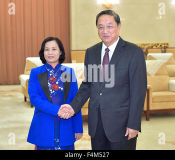 (151020)--Peking, 20. Oktober 2015 (Xinhua)--Yu Zhengsheng (R), Vorsitzender des Nationalkomitees der chinesischen politischen Beratenden Konferenz (CPPCC), trifft sich mit Vice President of Vietnam Vaterland Front (VFF) zentralen Ausschuss Bui Thi Thanh in Peking, Hauptstadt von China, 20. Oktober 2015. (Xinhua/Li Tao) (Dhf) Stockfoto