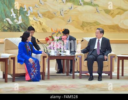 (151020)--Peking, 20. Oktober 2015 (Xinhua)--Yu Zhengsheng (R), Vorsitzender des Nationalkomitees der chinesischen politischen Beratenden Konferenz (CPPCC), trifft sich mit Vice President of Vietnam Vaterland Front (VFF) zentralen Ausschuss Bui Thi Thanh in Peking, Hauptstadt von China, 20. Oktober 2015. (Xinhua/Li Tao) (Dhf) Stockfoto