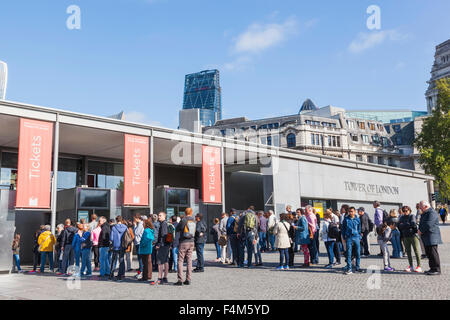 England, London, der Tower of London Besucher Schlange für die Tickets Stockfoto