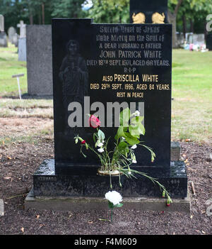 Der Grabstein von Cilla Black Eltern und ihr frisch ausgehobenen Grab bedeckt mit Planken, Allerton Cemetery mit: Ansicht wo: Liverpool, Vereinigtes Königreich bei: 19. August 2015 Stockfoto