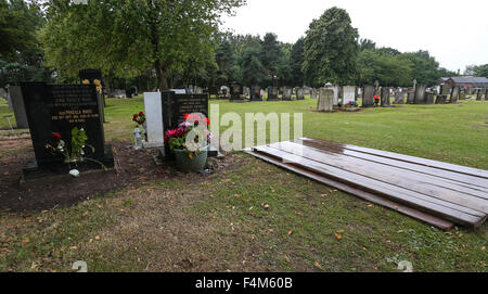 Der Grabstein von Cilla Black Eltern und ihr frisch ausgehobenen Grab bedeckt mit Planken, Allerton Cemetery mit: Ansicht wo: Liverpool, Vereinigtes Königreich bei: 19. August 2015 Stockfoto