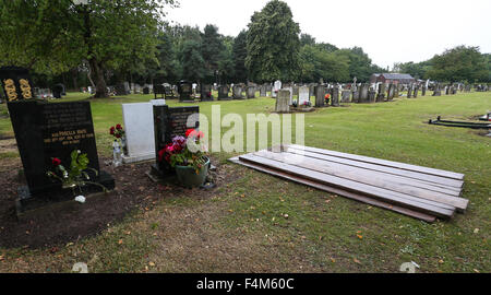 Der Grabstein von Cilla Black Eltern und ihr frisch ausgehobenen Grab bedeckt mit Planken, Allerton Cemetery mit: Ansicht wo: Liverpool, Vereinigtes Königreich bei: 19. August 2015 Stockfoto