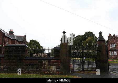 Der Grabstein von Cilla Black Eltern und ihr frisch ausgehobenen Grab bedeckt mit Planken, Allerton Cemetery mit: Ansicht wo: Liverpool, Vereinigtes Königreich bei: 19. August 2015 Stockfoto