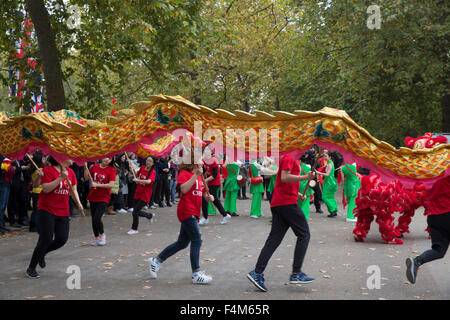 London, UK. 20. Oktober 2015. Chinesische Drachen und Massen gefüttert die Mall wie chinesischen Staatspräsidenten Xi Jinping und seiner Frau Peng Liyuan die Königin in einer staatlichen Prozession zum Buckingham Palace nach einer förmlichen Begrüßung Horseguards Parade teilnehmen. Bildnachweis: Keith Larby/Alamy Live-Nachrichten Stockfoto