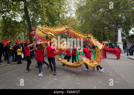 London, UK. 20. Oktober 2015. Chinesische Drachen und Massen gefüttert die Mall wie chinesischen Staatspräsidenten Xi Jinping und seiner Frau Peng Liyuan die Königin in einer staatlichen Prozession zum Buckingham Palace nach einer förmlichen Begrüßung Horseguards Parade teilnehmen. Bildnachweis: Keith Larby/Alamy Live-Nachrichten Stockfoto