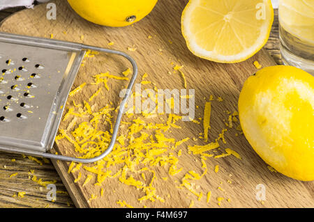 Reibe Peel und Zitronenschale auf dem Holztisch Stockfoto