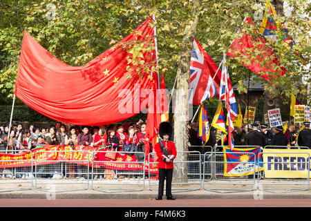 London, UK. 20. Oktober 2015. Eine Königin Wache steht zwischen pro und anti-China-Demonstranten. Staatsbesuch des chinesischen Staatspräsidenten Xi Jinping in London. Bildnachweis: Bas/Alamy Live-Nachrichten Stockfoto