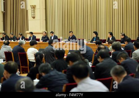 (151020)--Peking, 20. Oktober 2015 (Xinhua)--Liu Yunshan (4. R, zurück), Mitglied des ständigen Ausschusses des Politbüros der kommunistischen Partei von China Zentralkomitees, befasst sich mit einem Treffen am "Förderung die erfolgreiche Entwicklung der chinesischen Literatur und Kunst-Industrie" in Peking, Hauptstadt von China, 20. Oktober 2015. (Xinhua/Liu Weibing) (Dhf) Stockfoto