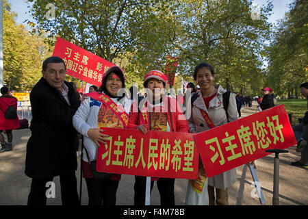 London, UK. 20. Oktober 2015. Chinesische Banner und Massen gefüttert die Mall wie chinesischen Staatspräsidenten Xi Jinping und seiner Frau Peng Liyuan die Königin in einer staatlichen Prozession zum Buckingham Palace nach einer förmlichen Begrüßung Horseguards Parade teilnehmen. Bildnachweis: Keith Larby/Alamy Live-Nachrichten Stockfoto