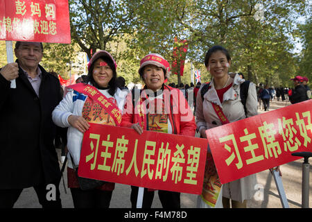 London, UK. 20. Oktober 2015. Chinesische Banner und Massen gefüttert die Mall wie chinesischen Staatspräsidenten Xi Jinping und seiner Frau Peng Liyuan die Königin in einer staatlichen Prozession zum Buckingham Palace nach einer förmlichen Begrüßung Horseguards Parade teilnehmen. Bildnachweis: Keith Larby/Alamy Live-Nachrichten Stockfoto