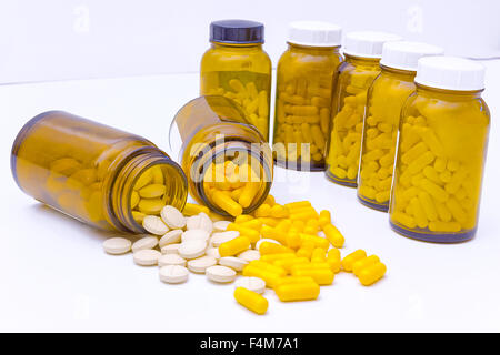 Tabletten und Kapseln in einem Fläschchen Stockfoto