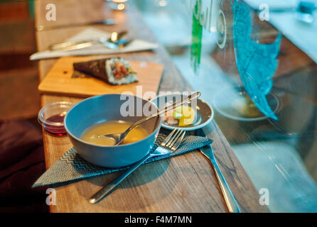 Miso-Suppe (味噌汁 Misoshiru?) in Schüssel mit Sushi Wrap hinter Stockfoto