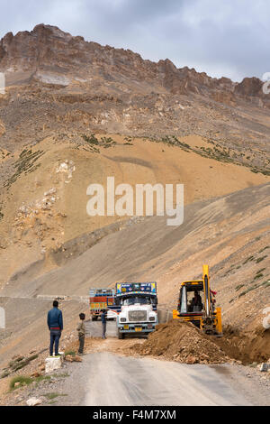 Indien, Jammu & Kashmir, Ladakh, Bagha Canyon, Aushub für 4g Internetkabel blockiert Manali-Leh highway Stockfoto