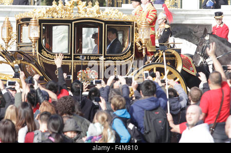 London, UK. 20. Oktober 2015. Königin Elizabeth II setzt sich mit den chinesischen Staatspräsidenten Xi Jinping in die Diamond Jubilee Kutsche nach der offiziellen Begrüßung am Horse Guards Parade am 20. Oktober 2015 in London, England. Der Präsident der Volksrepublik China, Herr Xi Jinping und seine Frau, Madame Peng Liyuan, zahlen einen Staatsbesuch in Großbritannien als Gäste der Queen. Bildnachweis: CPRESS PHOTO LIMITED/Alamy Live-Nachrichten Stockfoto