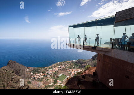 Der Mirador de Abrante mit seinem Glas Boden projizieren Out von der Klippe über Agulo, La Gomera, Kanarische Inseln, Spanien. Stockfoto