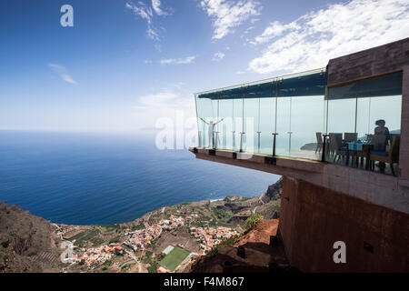 Der Mirador de Abrante mit seinem Glas Boden projizieren Out von der Klippe über Agulo, La Gomera, Kanarische Inseln, Spanien. Stockfoto