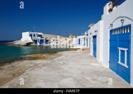 Dorf Agios Konstantinos auf der Küste von Milos-Insel, Griechenland Stockfoto