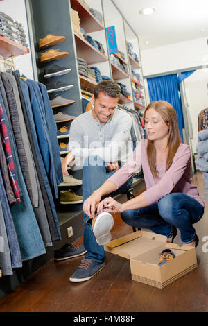 Paar Schuhe kaufen Stockfoto