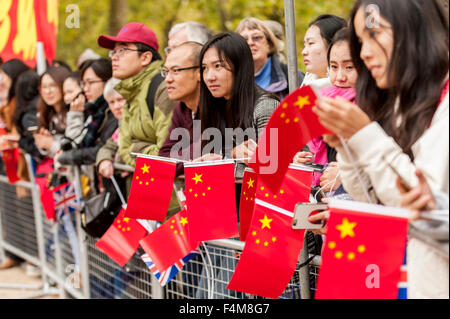 London, UK.  20. Oktober 2015.  Massen warten, bis der chinesische Präsident Xi Jinping, über The Mall auf dem Weg zum Buckingham Palace, während seines Staatsbesuchs in das Vereinigte Königreich Reisen zu sehen.  Bildnachweis: Stephen Chung / Alamy Live News Stockfoto