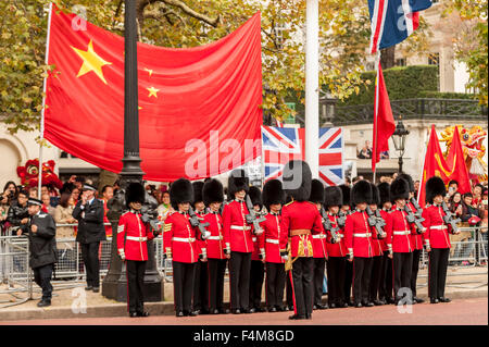 London, UK.  20. Oktober 2015.  Königinnenwache stehen stramm wie Massen warten, bis der chinesische Präsident Xi Jinping, über The Mall auf dem Weg zum Buckingham Palace, während seines Staatsbesuchs in das Vereinigte Königreich Reisen zu sehen.  Bildnachweis: Stephen Chung / Alamy Live News Stockfoto