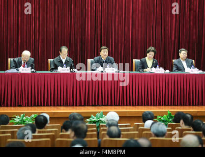 (151020)--Peking, 20. Oktober 2015 (Xinhua)--Chinese Vice President Li Yuanchao (C) spricht auf einer Konferenz von China Association of Senior Scientists und Technikern in Peking, Hauptstadt von China, 20. Oktober 2015. (Xinhua/Ding Lin) (Dhf) Stockfoto