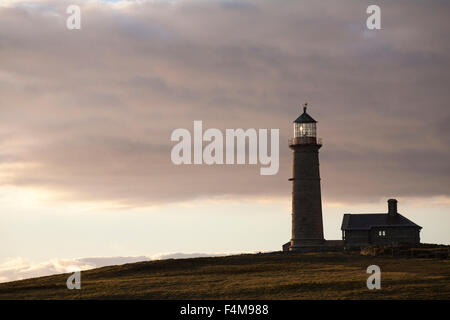 Alte Licht Leuchtturm und Alten Licht Häuschen auf Lundy Island, Devon, England, UK im August Stockfoto