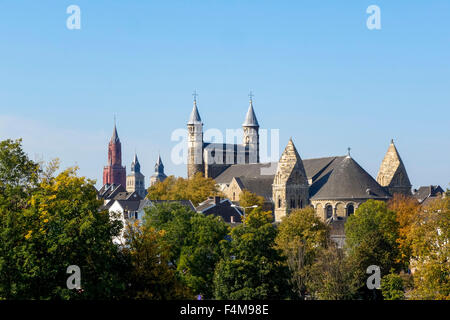 Blick zur Basilika Notre-Dame, mit der Basilika von St. Servatius und St. John's-Kirche, Maastricht, Limburg, Niederlande. Stockfoto