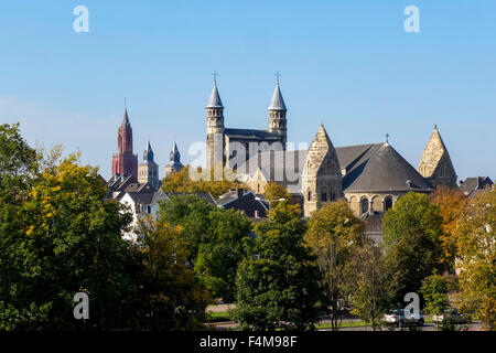 Blick zur Basilika Notre-Dame, mit der Basilika von St. Servatius und St. John's-Kirche, Maastricht, Limburg, Niederlande. Stockfoto