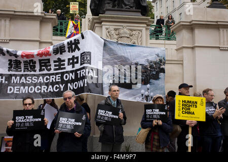 London, 20. Oktober 2015. Wie Massen von Fans und Demonstranten die Mall im Zentrum von London, beginnt chinesische Staatschef Xi Jinping seinem Staatsbesuch in Großbritannien. Es gibt viel mit Anglo-chinesischen Beziehungen verbunden und diese Reihe von Handel und diplomatische Ereignisse ist von großer Bedeutung für die britische Regierung in Bezug auf neue Geschäfts- und Investitionsmöglichkeiten. Demonstranten äußerten jedoch ihre Abneigung zu Menschenrechtsfragen für Andersdenkende und die Besetzung Tibets. Copyright Richard Baker / Alamy Live News. Stockfoto