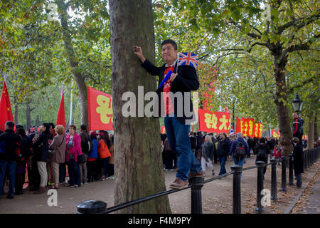 London, 20. Oktober 2015. Wie Massen von Fans und Demonstranten die Mall im Zentrum von London, beginnt chinesische Staatschef Xi Jinping seinem Staatsbesuch in Großbritannien. Es gibt viel mit Anglo-chinesischen Beziehungen verbunden und diese Reihe von Handel und diplomatische Ereignisse ist von großer Bedeutung für die britische Regierung in Bezug auf neue Geschäfts- und Investitionsmöglichkeiten. Demonstranten äußerten jedoch ihre Abneigung zu Menschenrechtsfragen für Andersdenkende und die Besetzung Tibets. Copyright Richard Baker / Alamy Live News. Stockfoto