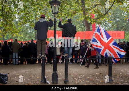 London, 20. Oktober 2015. Wie Massen von Fans und Demonstranten die Mall im Zentrum von London, beginnt chinesische Staatschef Xi Jinping seinem Staatsbesuch in Großbritannien. Es gibt viel mit Anglo-chinesischen Beziehungen verbunden und diese Reihe von Handel und diplomatische Ereignisse ist von großer Bedeutung für die britische Regierung in Bezug auf neue Geschäfts- und Investitionsmöglichkeiten. Demonstranten äußerten jedoch ihre Abneigung zu Menschenrechtsfragen für Andersdenkende und die Besetzung Tibets. Copyright Richard Baker / Alamy Live News. Stockfoto