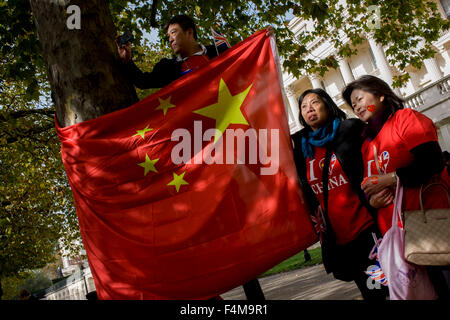 London, 20. Oktober 2015. Wie Massen von Fans und Demonstranten die Mall im Zentrum von London, beginnt chinesische Staatschef Xi Jinping seinem Staatsbesuch in Großbritannien. Es gibt viel mit Anglo-chinesischen Beziehungen verbunden und diese Reihe von Handel und diplomatische Ereignisse ist von großer Bedeutung für die britische Regierung in Bezug auf neue Geschäfts- und Investitionsmöglichkeiten. Demonstranten äußerten jedoch ihre Abneigung zu Menschenrechtsfragen für Andersdenkende und die Besetzung Tibets. Copyright Richard Baker / Alamy Live News. Stockfoto