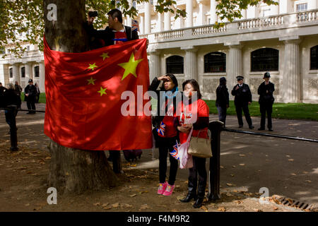 London, 20. Oktober 2015. Wie Massen von Fans und Demonstranten die Mall im Zentrum von London, beginnt chinesische Staatschef Xi Jinping seinem Staatsbesuch in Großbritannien. Es gibt viel mit Anglo-chinesischen Beziehungen verbunden und diese Reihe von Handel und diplomatische Ereignisse ist von großer Bedeutung für die britische Regierung in Bezug auf neue Geschäfts- und Investitionsmöglichkeiten. Demonstranten äußerten jedoch ihre Abneigung zu Menschenrechtsfragen für Andersdenkende und die Besetzung Tibets. Copyright Richard Baker / Alamy Live News. Stockfoto