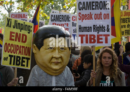 London, 20. Oktober 2015. Wie Massen von Fans und Demonstranten die Mall im Zentrum von London, beginnt chinesische Staatschef Xi Jinping seinem Staatsbesuch in Großbritannien. Es gibt viel mit Anglo-chinesischen Beziehungen verbunden und diese Reihe von Handel und diplomatische Ereignisse ist von großer Bedeutung für die britische Regierung in Bezug auf neue Geschäfts- und Investitionsmöglichkeiten. Demonstranten äußerten jedoch ihre Abneigung zu Menschenrechtsfragen für Andersdenkende und die Besetzung Tibets. Copyright Richard Baker / Alamy Live News. Stockfoto