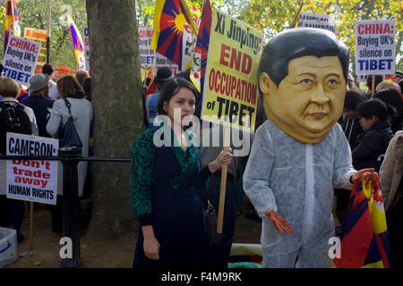 London, 20. Oktober 2015. Wie Massen von Fans und Demonstranten die Mall im Zentrum von London, beginnt chinesische Staatschef Xi Jinping seinem Staatsbesuch in Großbritannien. Es gibt viel mit Anglo-chinesischen Beziehungen verbunden und diese Reihe von Handel und diplomatische Ereignisse ist von großer Bedeutung für die britische Regierung in Bezug auf neue Geschäfts- und Investitionsmöglichkeiten. Demonstranten äußerten jedoch ihre Abneigung zu Menschenrechtsfragen für Andersdenkende und die Besetzung Tibets. Copyright Richard Baker / Alamy Live News. Stockfoto