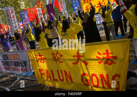 London, 20. Oktober 2015. Wie Massen von Fans und Demonstranten die Mall im Zentrum von London, beginnt chinesische Staatschef Xi Jinping seinem Staatsbesuch in Großbritannien. Es gibt viel mit Anglo-chinesischen Beziehungen verbunden und diese Reihe von Handel und diplomatische Ereignisse ist von großer Bedeutung für die britische Regierung in Bezug auf neue Geschäfts- und Investitionsmöglichkeiten. Demonstranten äußerten jedoch ihre Abneigung zu Menschenrechtsfragen für Andersdenkende und die Besetzung Tibets. Copyright Richard Baker / Alamy Live News. Stockfoto