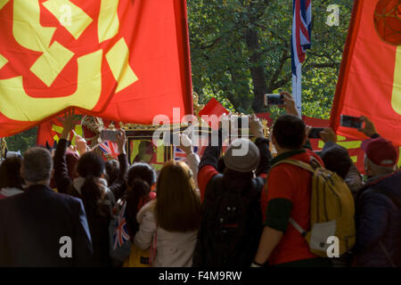 London, 20. Oktober 2015. Wie Massen von Fans und Demonstranten die Mall im Zentrum von London, beginnt chinesische Staatschef Xi Jinping seinem Staatsbesuch in Großbritannien. Es gibt viel mit Anglo-chinesischen Beziehungen verbunden und diese Reihe von Handel und diplomatische Ereignisse ist von großer Bedeutung für die britische Regierung in Bezug auf neue Geschäfts- und Investitionsmöglichkeiten. Demonstranten äußerten jedoch ihre Abneigung zu Menschenrechtsfragen für Andersdenkende und die Besetzung Tibets. Copyright Richard Baker / Alamy Live News. Stockfoto