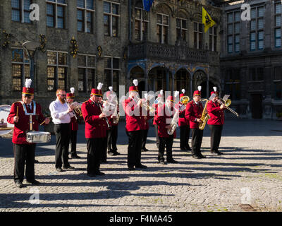 St. Cecilia Kon Harmonie Band in roten Uniformen unterhaltsam Besucher Grote Markt Markt Quadrat Veurne West Flandern Belgien UNESCO Weltkulturerbe Stockfoto