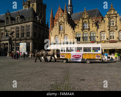 Pferdekutsche touristischen Verkehr in gepflasterten Platz Grote Markt Veurne West Flandern Belgien zum UNESCO-Weltkulturerbe alten Gerichtsgebäude Marktgebäude Stockfoto