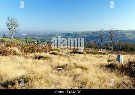 Blick Richtung Norden nach Ystrad Mynach und Rhymney Tal vom Hügel oberhalb Llanbradach, South Wales Valleys, UK. Stockfoto