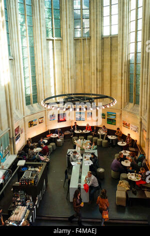 Buchhandlung Dominicanen mit zentraler Bestandteil im Café, mit Sitz in alte Dominikanerkirche, Maastricht, Limburg, Niederlande. Stockfoto