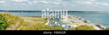 Panoramablick über den Strand Hütten am Hengistbury Kopf, Bournemouth, England, UK. 1. Oktober 2015 übernommen. Stockfoto