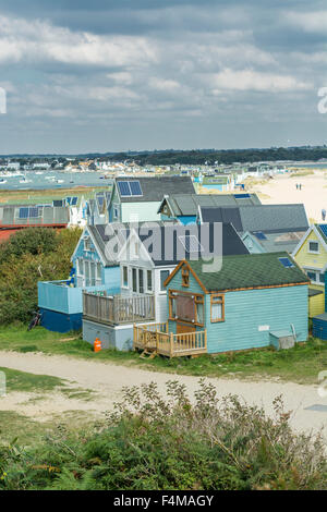 Blick Richtung Mudeford und Strand Hütten am Hengistbury Kopf, Bournemouth, England, UK. 1. Oktober 2015 übernommen. Stockfoto