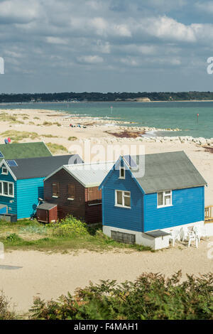 Blick Richtung Mudeford und Strand Hütten am Hengistbury Kopf, Bournemouth, England, UK. 1. Oktober 2015 übernommen. Stockfoto