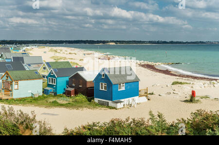 Blick Richtung Mudeford und Strand Hütten am Hengistbury Kopf, Bournemouth, England, UK. 1. Oktober 2015 übernommen. Stockfoto